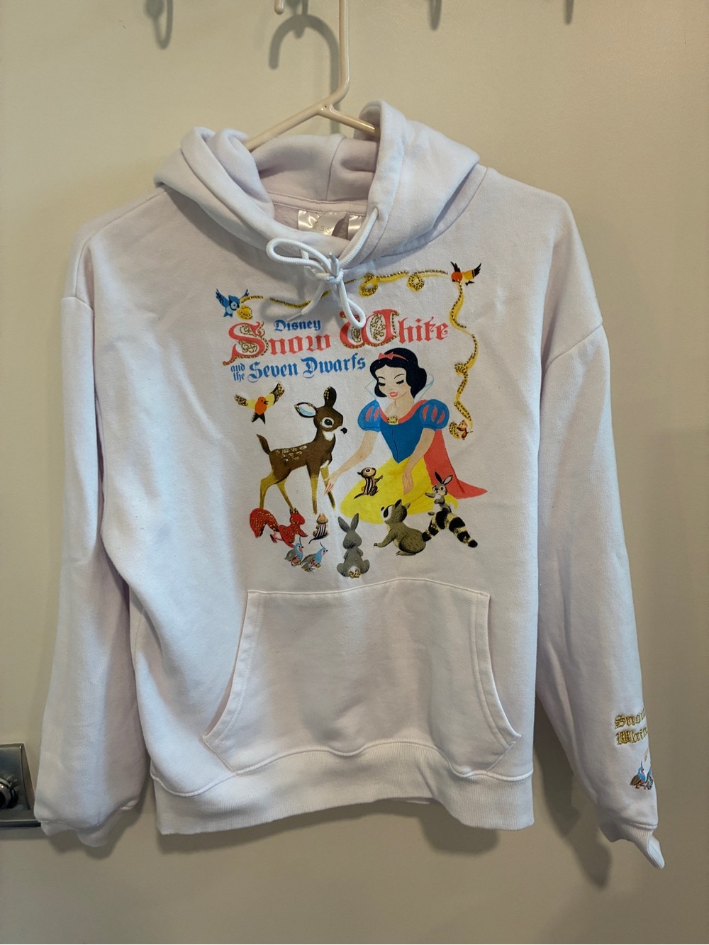 Disney Snow White Crewneck Sweatshirt in White with Multicolor Graphic